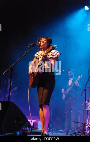 Brighton, UK. 18 février 2013. Valerie June, chanteur, auteur-compositeur et multi-instrumentiste joue le Brighton Dome. Les personnes sur la photo : Valerie Juin. Photo par Julie Edwards/Alamy Live News Banque D'Images