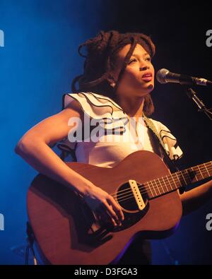 Brighton, UK. 18 février 2013. Valerie June, chanteur, auteur-compositeur et multi-instrumentiste joue le Brighton Dome. Les personnes sur la photo : Valerie Juin. Photo par Julie Edwards/Alamy Live News Banque D'Images