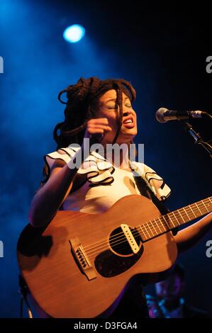 Brighton, UK. 18 février 2013. Valerie June, chanteur, auteur-compositeur et multi-instrumentiste joue le Brighton Dome. Les personnes sur la photo : Valerie Juin. Photo par Julie Edwards/Alamy Live News Banque D'Images