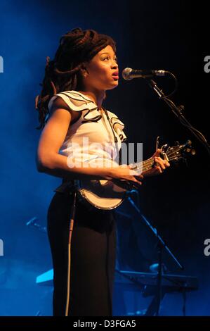 Brighton, UK. 18 février 2013. Valerie June, chanteur, auteur-compositeur et multi-instrumentiste joue le Brighton Dome. Les personnes sur la photo : Valerie Juin. Photo par Julie Edwards/Alamy Live News Banque D'Images