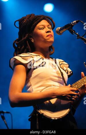 Brighton, UK. 18 février 2013. Valerie June, chanteur, auteur-compositeur et multi-instrumentiste joue le Brighton Dome. Les personnes sur la photo : Valerie Juin. Photo par Julie Edwards/Alamy Live News Banque D'Images