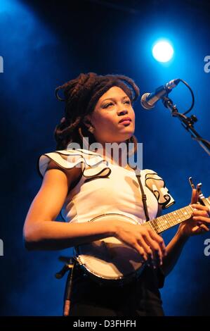 Brighton, UK. 18 février 2013. Valerie June, chanteur, auteur-compositeur et multi-instrumentiste joue le Brighton Dome. Les personnes sur la photo : Valerie Juin. Photo par Julie Edwards/Alamy Live News Banque D'Images