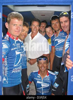 (Afp) - L'acteur américain né autrichien Arnold Schwarzenegger (C) pose avec les membres de l'équipe US Postal Service-Berry (marbre) (de g) : le cycliste Floyd Landis, cycliste russe Vjatceslav Ekimov, chef d'équipe et l'avant-coureur cycliste Lance Armstrong, nous cylcist Tchèque Pavel Padrnos, cycliste américain George Hincapie ainsi que le cycliste colombien Hugo Pena avant le début de la 11e étape de t Banque D'Images