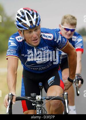 (Afp) - le cycliste américain et avant-coureur Lance Armstrong (L) (l'équipe US Postal Service-Berry Floor), chevauche son vélo en face de son coéquipier Floyd Landis lors d'une tournée de formation sur leur journée de congé pendant le Tour de France à Montpellier, France, le 16 juillet 2003. Les membres de l'équipe US Postal Service-Berry Floor utilisé la possibilité de se former et de se réchauffer à la préparation pour la deuxième moitié de Banque D'Images