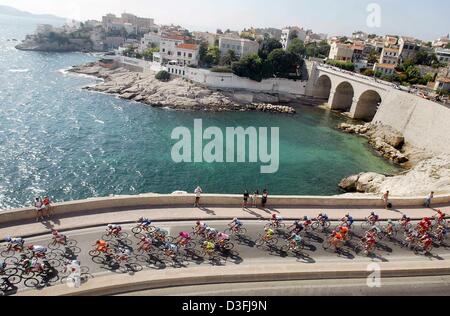 (Afp) - Le domaine de cyclistes ont atteint la côte méditerranéenne et balade le long de la route côtière au cours de la dixième étape du Tour de France près de Marseille, France, 15 juillet 2003. La dixième étape couvre une distance de 219,5 kilomètres à travers un terrain plat à partir de la ville de Gap à Marseille. Banque D'Images