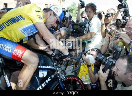 (Afp) - L'équipe cycliste Lance Armstrong (US Postal Service-Berry Floor) est assis sur son vélo entouré par les membres de la presse et de sourires avant le début de la dixième étape du Tour de France à Gap, France, 15 juillet 2003. La dixième étape couvre une distance de 219,5 kilomètres à travers un terrain plat à partir de la ville de Gap à Marseille. Banque D'Images