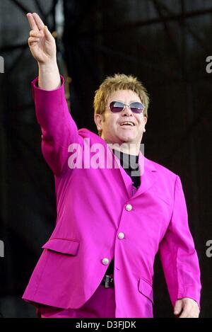 (Afp) - La chanteuse pop britannique Elton John salue la foule lors de son concert à Darmstadt, Allemagne, le stade du 12 juillet 2003. Elton John est actuellement en tournée en Allemagne. 14 000 fans sont venus voir les 56 ans vieux musicien à Darmstadt. Banque D'Images