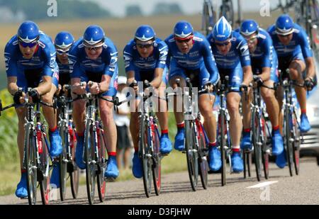 (Afp) - Les cyclistes de l'équipe US Postal Services faire du vélo le long d'une route de campagne au cours de la quatrième étape du Tour de France à Joinville, France, 9 juillet 2003. L'équipe gagne la course contre la montre sur la quatrième étape du Tour de France qui s'étend sur une distance de 69 kilomètres de la ville française de Joinville à Saint-Dizier. Huit des neuf membres de l'équipe classé dans les Banque D'Images