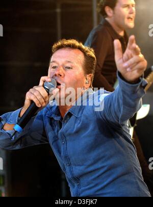 (Afp) - Jim Kerr, chanteur du groupe de pop britannique les esprits simples, et Charlie Burchill (retour) effectuer leur concert sur scène à Leipzig, Allemagne, 9 juillet 2003. Le concert à Leipzig est la première étape de leur tournée en Allemagne. Kerr, qui célèbre son 44e anniversaire a dit qu'ils voulaient prendre le public à un voyage dans le temps qui à la fin les ramènerait à la prese Banque D'Images