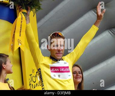 (Afp) - France's Jean-Patrick Nazon de l'équipe Jean Delatour sourit après avoir remporté le maillot jaune sur la troisième étape du Tour de France, à Saint Dizier, France, 8 juillet 2003. La troisième étape conduit de Charleville-mézières à Saint Dizier sur une distance de 167,5 km. Banque D'Images