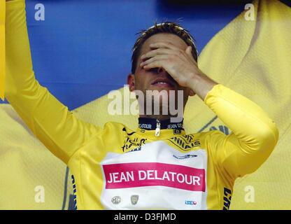 (Afp) - France's Jean-Patrick Nazon de l'équipe Jean Delatour n'arrive pas à croire qu'il a remporté le maillot jaune sur la troisième étape du Tour de France, à Saint Dizier, France, 8 juillet 2003. La troisième étape conduit de Charleville-mézières à Saint Dizier sur une distance de 167,5 km. Banque D'Images