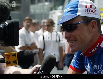 (Afp) - Quatre fois champion du Tour de France Lance Armstrong (L) de l'équipe US Postal-Berry Floor donne une interview avant la troisième étape du Tour de France, Charleville-mézières, 8 juillet 2003. La troisième étape conduit de Charleville-mézières à Saint Dizier sur une distance de 167,5 km. Banque D'Images