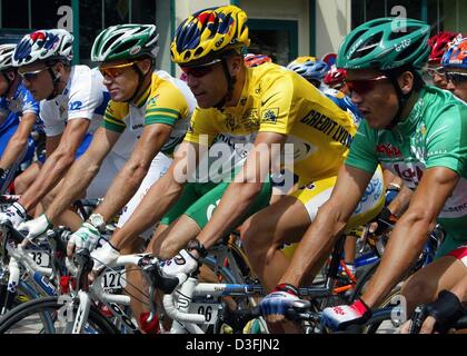 (Afp) - une ligne de cyclistes australiens est photographié avant la troisième étape du Tour de France, le 8 juillet 2003 : (L-R) Baden Cooke de Team FDJeux, Stuart O'Grady de l'équipe Crédit Agricole, Bradley McGee de FDJeux avec le maillot jaune, et Robbie McEwen de l'équipe Lotto-Domo avec le maillot vert. La troisième étape conduit de Charleville-mézières à Saint Dizier sur une distance de 167,5 km. Banque D'Images