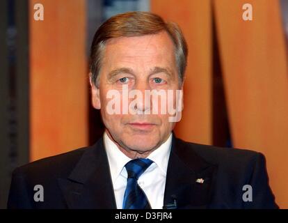 (Dpa) - Wolfgang Clement, ministre du Travail et de l'économie allemande, photographié au cours d'une émission de télévision de Berlin, 3 juillet 2003. Banque D'Images