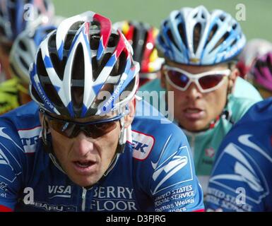 (Afp) - Quatre fois champion du Tour de France Lance Armstrong (L) de l'équipe US Postal-Berry Floor rides dans le pack en face de champion Olympique Allemand Jan Ullrich (R) de l'équipe Bianchi, au cours de la deuxième étape du Tour de France à La Ferté-sous-Jouarre, France, 7 juillet 2003. La deuxième étape conduit à partir de la Ferté-sous-Jouarre à Sedan sur une distance de 204,5 km. Banque D'Images