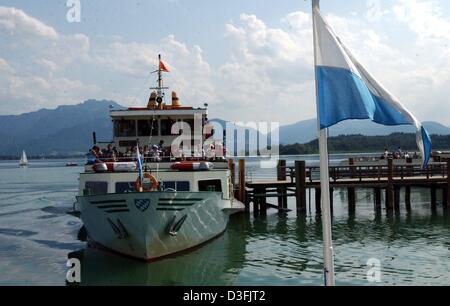 (Afp) - les vacanciers embarquez pour une excursion au couvent sur l'île Fraueninsel (femmes) dans le lac de Chiemsee en Bavière, Allemagne, 7 juillet 2003. Le lac a une superficie d'environ 80 kilomètres carrés et est le plus grand lac de Bavière. Banque D'Images