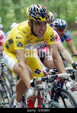 (Afp) - coureur cycliste australien Bradley McGee de l'équipe FDJeux, qui avait remporté le prologue le 5 juillet à Paris, défend son leader au cours de la première étape du 90e Tour de France à Meaux, près de Paris, 6 juillet 2003. La première étape a conduit à partir de la banlieue parisienne de Montgeron à Meaux sur une distance de 168 km. Banque D'Images