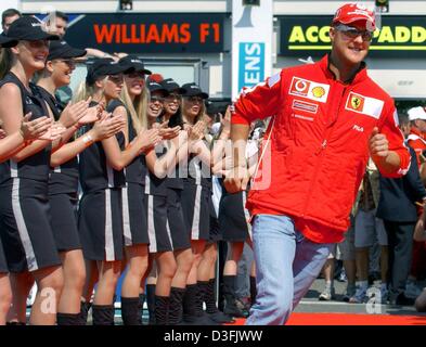 (Afp) - un pilote Le pilote allemand Michael Schumacher (Ferrari) passe devant une ligne de la grille pour l'avant du Grand Prix de Formule 1 à Magny-Cours, France, 6 juillet 2003. Schumacher a terminé troisième dans la course. Banque D'Images