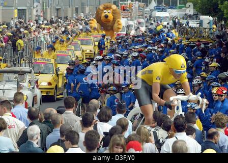 (Afp) - Un convoi de publicités défilés dans les rues et distribue des cadeaux, des dépliants d'information et de publicités aux spectateurs environ une heure avant le début de la première étape du Tour de France à Meaux, près de Paris, 6 juillet 2003. La première étape a conduit à partir de la banlieue parisienne de Montgeron à Meaux sur une distance de 168 km. Banque D'Images