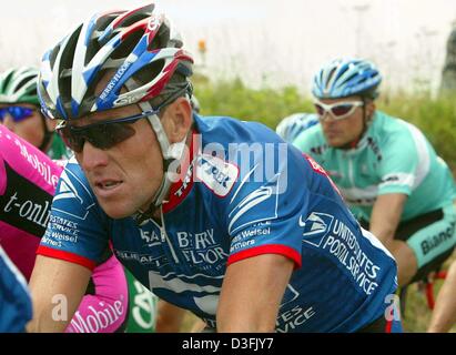 (Afp) - Quatre fois champion du Tour de France Lance Armstrong (C) de l'équipe US Postal-Berry Floor rides dans le pack en face de champion Olympique Allemand Jan Ullrich (R) de l'équipe Bianchi, au cours de la deuxième étape du Tour de France à La Ferté-sous-Jouarre, France, 7 juillet 2003. La deuxième étape conduit à partir de la Ferté-sous-Jouarre à Sedan sur une distance de 204,5 km. Banque D'Images