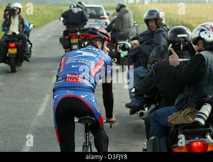 (Afp) - Quatre fois champion du Tour de France Lance Armstrong de l'équipe US Postal chat avec de l'équitation le long des photographes à côté de lui en moto au cours de sa tournée de formation au Mesnil à la périphérie de Paris, le 3 juillet 2003. Armstrong se prépare pour le 90e Tour de France, qui démarre à Paris le samedi 5 juillet. Banque D'Images