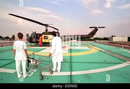 (Afp) - Les médecins de devoir attendre l'atterrissage d'un hélicoptère de sauvetage sur le toit de l'hôpital (Unfallkrankenhaus) à Berlin, 25 mai 2003. L'hôpital dispose de deux lieux d'atterrissage pour hélicoptères et 13 salles d'opération. Il se spécialise dans le traitement des patients gravement blessés avec de multiples traumatismes, brûlures et lésions aiguë paraplégie. Banque D'Images