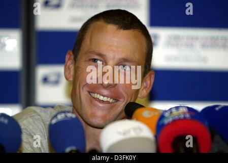 (Afp) - Quatre fois champion du Tour de France Lance Armstrong de l'équipe US Postal est optimiste au cours d'une conférence de presse à Paris, le 3 juillet 2003. Armstrong se prépare pour le 90e Tour de France, qui démarre à Paris le samedi 5 juillet. Banque D'Images