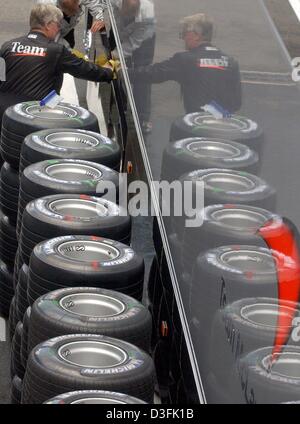 (Afp) - Les pneus sont empilées dans l'avant d'un camion de l'équipe McLaren-Mercedes à l'hippodrome de formule 1 de Magny-Cours, France, 3 juillet 2003. Le Grand Prix de Formule 1 de France aura lieu à Magny-Cours le dimanche 6 juillet. Banque D'Images