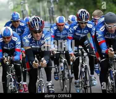 (Afp) - Lance Armstrong (2e à partir de L), quatre fois vainqueur du tour, s'entraîne avec ses coéquipiers (US-Postal-Team) à Le Mesnil, dans la banlieue de Paris, France, 3 juillet 2003. L'équipe se prépare pour le Tour de France, qui s'ouvrira dans la capitale française en deux jours de temps. Banque D'Images