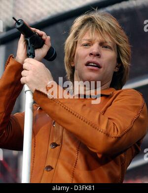 (Afp) - Jon Bon Jovi, chanteur principal du groupe de rock américain Bon Jovi, photographié à un concert à Brême, Allemagne, le 6 juin 2003. Banque D'Images