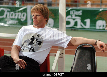 (Afp) - le gardien de but allemand Oliver Kahn est assis sur le banc de remplacement au cours de l'amicale internationale entre la Thaïlande et l'Allemagne au Stade National Rajamangala à Bangkok, Thaïlande, le mardi 21 décembre 2004. L'Allemagne a gagné par un score final de 5-1. Banque D'Images