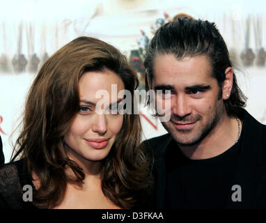 (Afp) - L'actrice Angelina Jolie nous et l'acteur Colin Farrell arrivent pour la première allemande du film 'Alexander' à la région de Cinedom Cologne, Allemagne, 17 décembre 2004. Banque D'Images