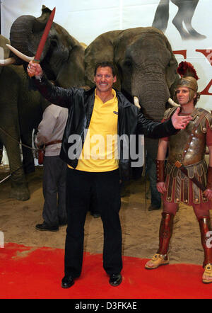 (Afp) - L'acteur allemand Ralph Moeller pose avant la première allemande du film 'Alexander', alors les éléphants et un très habillé comme un guerrier se tenir en arrière-plan sur la région de Cinedom Cologne, Allemagne, 17 décembre 2004. Banque D'Images