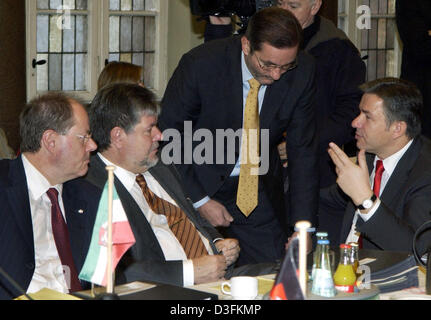 Le Maire de Berlin Klaus Wowereit (R) parle des premiers ministres (de G :) Peer Steinbrueck (Rhénanie du Nord-Westphalie), Kurt Beck (Rhénanie-Palatinat) et Matthias Platzeck (Brandebourg) avant la conférence des premiers ministres allemand à Berlin, le deuxième jour de la conférence le jeudi 16 décembre 2004. Les dirigeants des Etats allemands s'entretiendra avec la chancelière allemande Banque D'Images