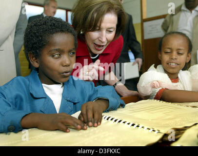 (Afp) - le Président allemand épouse Eva Koehler watches élèves aveugles dans des livres de lecture pour les aveugles à l'école de l'église allemande à Addis Ababa, Ethiopie, 13 décembre 2004. Le Président allemand et son épouse ont passé cinq jours de leur voyage en Afrique en Éthiopie. Banque D'Images