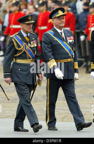 (Afp) - Le Prince Philip, duc d'Édimbourg, (L) et le Prince Henrik de Danemark paient leur hommage au Prince Bernhard à Delft, Pays-Bas, 11 décembre 2004. Un service funèbre a eu lieu pour le prince Bernhard à Nieuwe Kerk (nouvelle église) où il a ensuite été enterré auprès de la tombe de la famille royale néerlandaise. Le Prince Bernhard est mort le 1 décembre 2004 à l'âge de 93 ans après un grave di respiratoire Banque D'Images