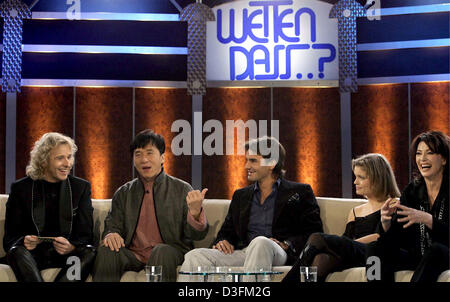 (Afp) - À PARTIR DE L : animateur de télévision allemand Thomas Gottschalk, l'acteur Jackie Chan, pro tennis suisse Roger Federer, l'actrice française Sarah Biasini et l'actrice allemande Iris Berben parler au cours de l'émission de télévision allemande "Wetten, dass... ?' (pari si... ?) à Nuremberg, Allemagne, 11 décembre 2004. (Piscine) Banque D'Images
