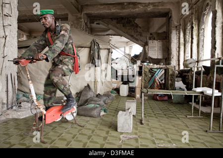 Un soldat du vélo dans la zone de travail à la base de l'AMISOM Hôtel Uruba. Banque D'Images