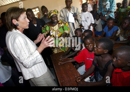 (Afp) - L'épouse du Président allemand, Eva Koehler, parle aux enfants des écoles dans le camp de réfugiés de Gondama, Sierra Leone, 7 décembre 2004. La Sierra Leone est le premier arrêt du président allemand de 11 jours de voyage en Afrique. Banque D'Images