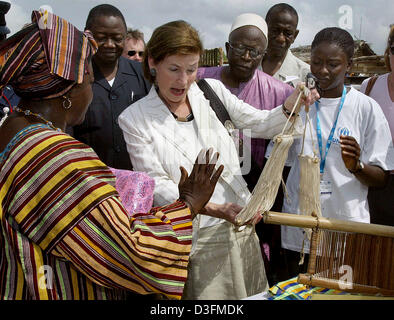 (Afp) - L'épouse du Président allemand, Eva Koehler, porte sur les arts et l'artisanat dans le camp de réfugiés de Gondama, Sierra Leone, 7 décembre 2004. La Sierra Leone est le premier arrêt du président allemand de 11 jours de voyage en Afrique. Banque D'Images