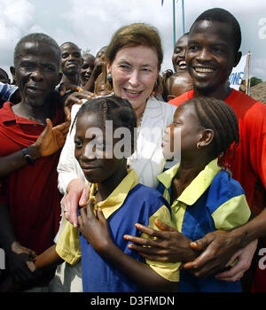 (Afp) - L'épouse du Président allemand, Eva Koehler, pose avec des réfugiés dans le camp de réfugiés de Gondama, Sierra Leone, 7 décembre 2004. La Sierra Leone est le premier arrêt du président allemand de 11 jours de voyage en Afrique. Banque D'Images