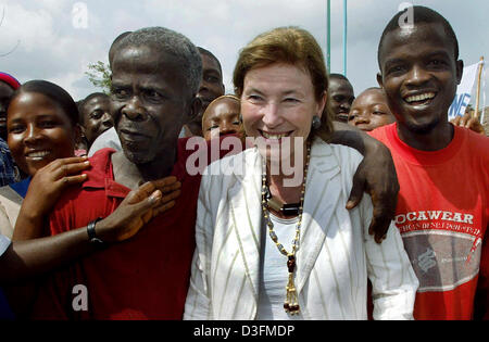 (Afp) - L'épouse du Président allemand, Eva Koehler, pose avec des réfugiés dans le camp de réfugiés de Gondama, Sierra Leone, 7 décembre 2004. La Sierra Leone est le premier arrêt du président allemand de 11 jours de voyage en Afrique. Banque D'Images