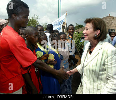 (Afp) - L'épouse du Président allemand, Eva Koehler, serre la main avec des réfugiés dans le camp de réfugiés de Gondama, Sierra Leone, 7 décembre 2004. La Sierra Leone est le premier arrêt du président allemand de 11 jours de voyage en Afrique. Banque D'Images