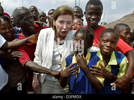 (Afp) - L'épouse du Président allemand, Eva Koehler, pose avec des réfugiés dans le camp de réfugiés de Gondama, Sierra Leone, 7 décembre 2004. La Sierra Leone est le premier arrêt du président allemand de 11 jours de voyage en Afrique. Banque D'Images