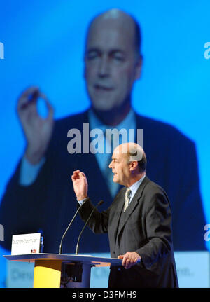 (Afp) - Laurenz Meyer, secrétaire général de l'Union chrétienne-démocrate allemande (CDU), tient un discours à la CDU 18e congrès du parti à Duesseldorf, Allemagne, 7 décembre 2004. Le congrès du parti a lieu sous la devise «eutschlands Chancen nutzen" (pour utiliser les chances de l'Allemagne). Banque D'Images