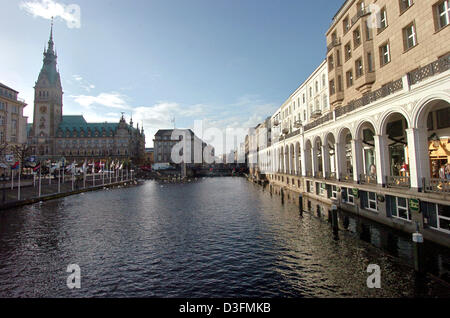 (Afp) - une vue sur le Petit lac Alster avec les Arcades de l'Alster (R) et l'hôtel de ville (L) à Hambourg, Allemagne, le 13 novembre 2004. Banque D'Images