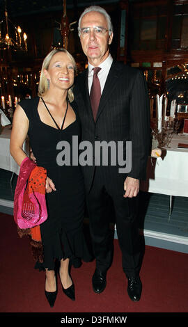 (Afp) - La légende du football allemand Franz Beckenbauer et sa petite amie Heidi Burmeister posent au cours de la 'nuit' d'organisme de bienfaisance pour enfants au Palazzo Witzigmann à Munich, Allemagne, le 3 décembre 2004. L'événement de bienfaisance prend en charge le pouvoir de la société civile qui est l'enfant sous les auspices de l'actrice allemande Veronica Ferres. L'organisme de bienfaisance a été fondée en avril 2002 et sa mission principale est de prendre des mesures préventives ac Banque D'Images