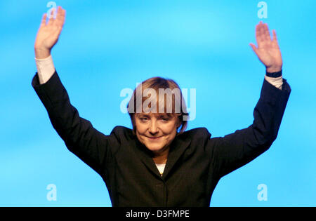 (Afp) - Angela Merkel, chef de l'Union chrétienne-démocrate allemande (CDU), vagues après son discours au cours de la CDU 18e congrès du parti à Duesseldorf, Allemagne, 6 décembre 2004. Le congrès du parti a lieu sous la devise «eutschlands Chancen nutzen" (pour utiliser les chances de l'Allemagne). Banque D'Images