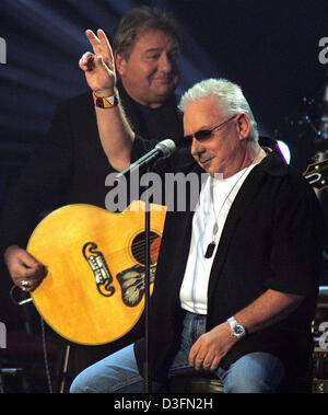 (Afp) - Eric Burdon (R) est accompagné par Greg Lake ('Emerson, Lake & Palmer") de la Soulmates et All Star Band au cours de l'émission de télévision allemande "50 Jahre Rock - Chansons d'amour' (50 ans de musique rock - chansons d'amour) à Brême (Allemagne), 27 novembre 2004. Banque D'Images