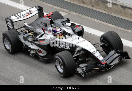 (Afp) - pilote de Formule 1 colombien Juan Pablo Montoya McLaren-Mercedes durs dans une voiture de course sur le circuit de Catalogne à Barcelone, Espagne, 25 novembre 2004. Montoya, qui est toujours sous contrat avec l'équipe Williams-BMW, a reçu la permission de tester pour sa nouvelle équipe McLaren-Mercedes pour qui il pilotera dans la prochaine saison de F1 2005. Banque D'Images